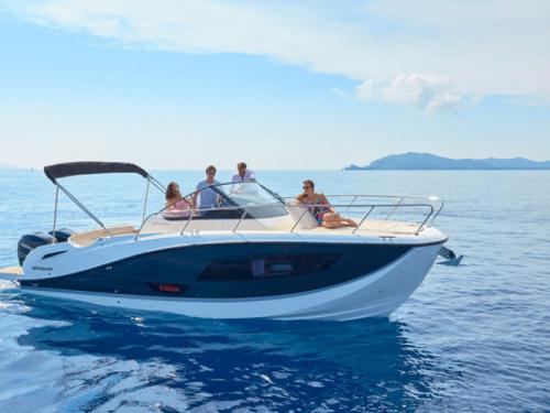 Motoryacht Quicksilver Activ 875 Sundeck Yachtcharter in Hafen von Crouesty