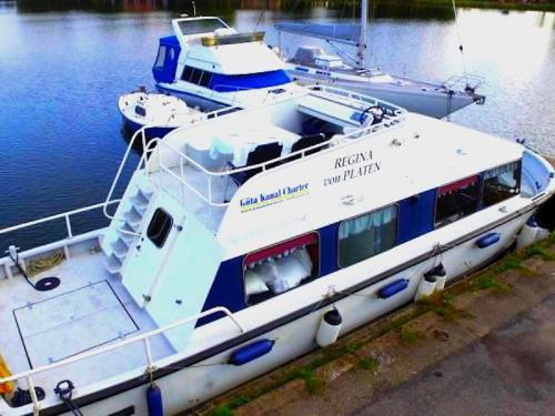 Motoryacht Regina von Platen Yachtcharter in Hafen von Motala