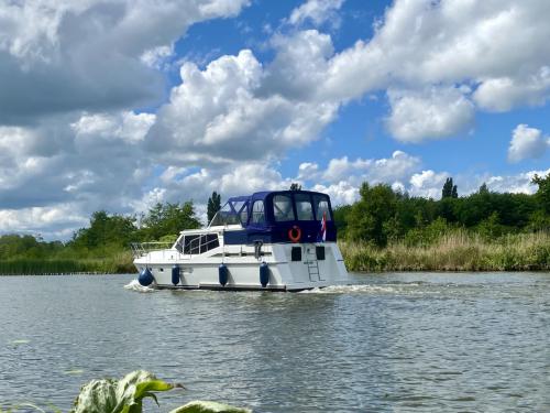 Motorboat Renal 40 available for charter in Heukelum