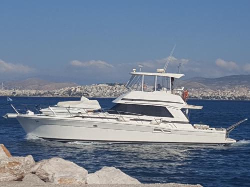 Motor yacht Riviera 48 for rent in Athens