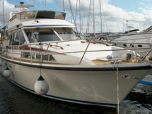 Motor yacht Royal Cruiser 40 for rent in Harestad