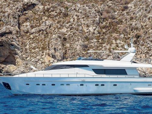 San Lorenzo 82 for 8 persons for hire in Neos Marmaras