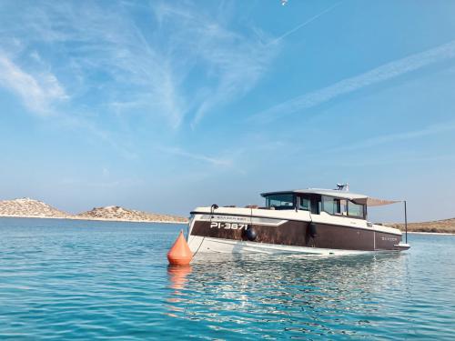 Yacht Saxdor 320 GTC available for charter in Sukosan Bibinje