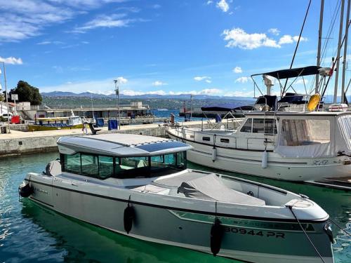 Motoryacht Saxdor 320 GTC Yachtcharter in Marina Admiral Opatija