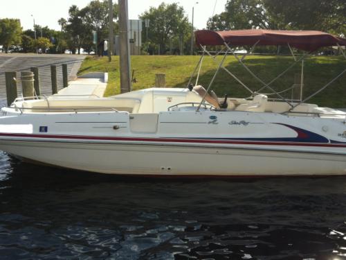 Motorboat Sea Ray 240 Sundeck for hire in Cape Coral
