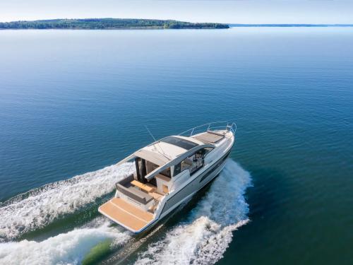 Motorboat Sealine C335 for rent in Biograd na Moru