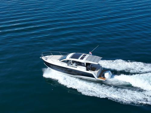 Motoryacht Sealine C335V chartern in Kastel Gomilica