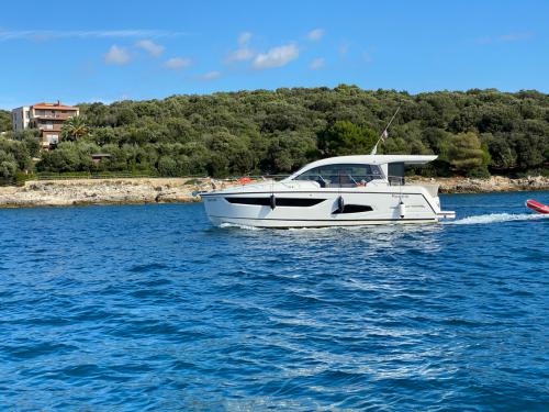 Motorboat Sealine C390 for hire in Marina Veruda