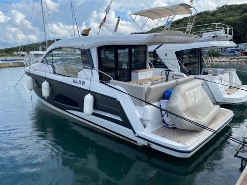 Motorboat Sealine C390 for rent in Biograd na Moru