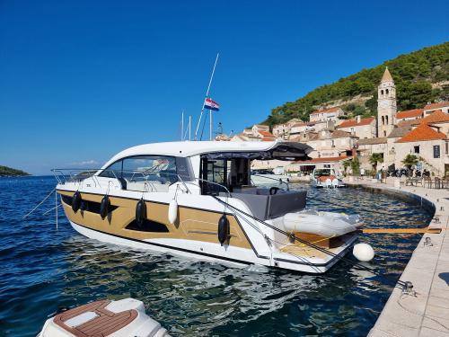 Motor yacht Sealine C390 for rent in Kastela Motor yacht Sealine C390 for rent in Kastela