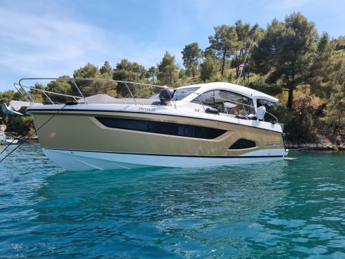 Motor yacht Sealine C390 for rent in Kastela
