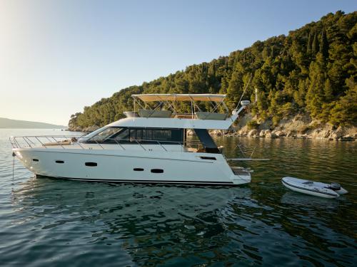 Motoryacht Sealine F46 Yachtcharter in Stobrec
