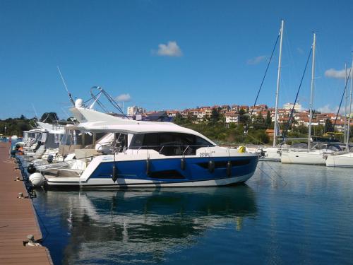Motoryacht Sealine F 430 Yachtcharter in Marina Kornati