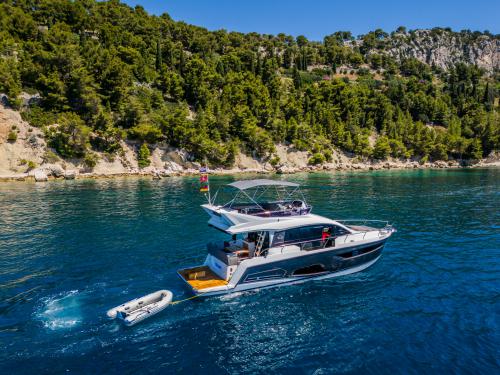 Motor yacht Sealine F 430 available for charter in Marina Kastela Motor yacht Sealine F 430 available for charter in Marina Kastela