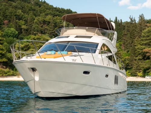 Yacht Sealine T50 for hire in Marina Kastela