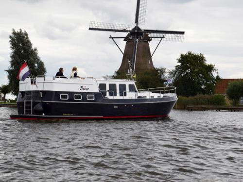 Motor yacht Simmerskip 1200 AK for hire in Marina Friesland