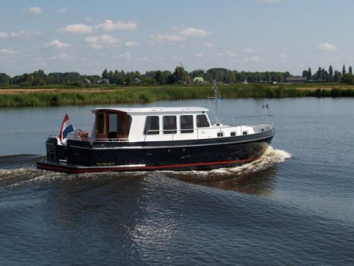 Motor yacht Simmerskip 1200 OK for hire in Marina Friesland
