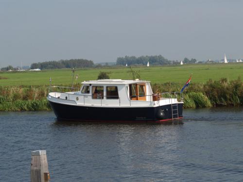 Motor yacht Simmerskip 900 OK for hire in Molkwerum