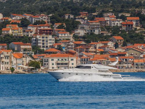 Motor yacht Squadron 65 available for charter in Marina Kremik