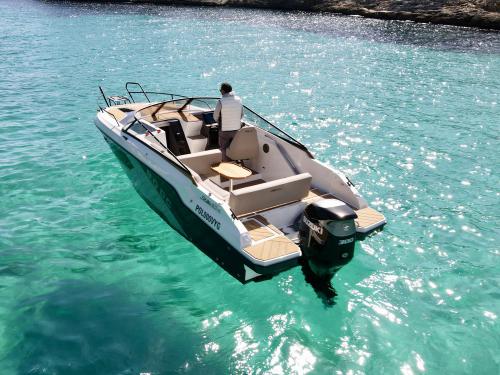 Yacht Stillo 8.0 available for charter in Cala d Or
