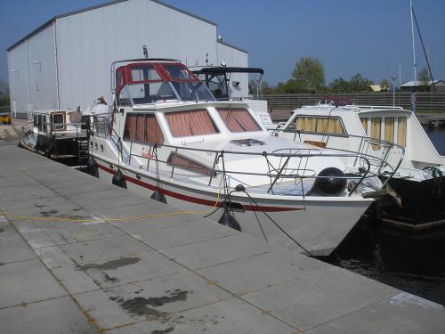 Motor yacht Success 1050 for hire in Woudsend