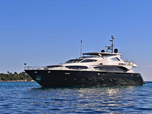 Motor yacht Sunseeker 110 available for charter in Cannes