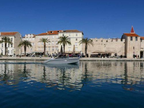 Motorboot Supreme 27 P chartern in Trogir
