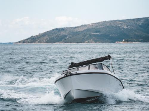 Motorboot Supreme 27 P chartern in Seget