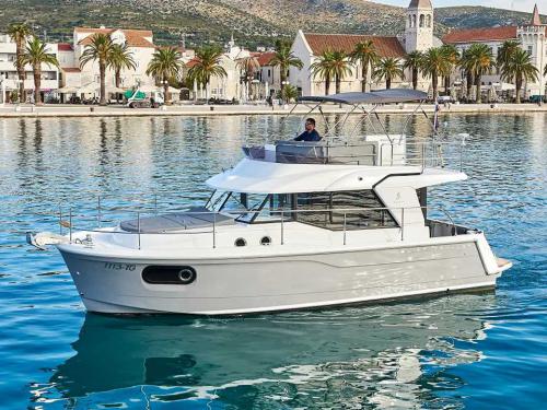 Motor yacht Swift Trawler 30 for rent in Trogir