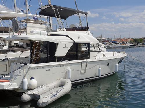 Motorboat Swift Trawler 35 for rent in Biograd na Moru