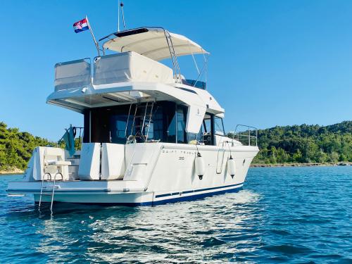 Yacht Swift Trawler 35 available for charter in Zadar