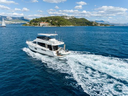 Motor yacht Swift Trawler 48 for rent in Marina Frapa