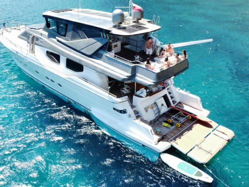 Motorboat Technema 98 for hire in Cannigione