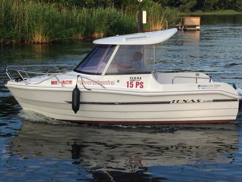 Motorboat Texas 540 Pilothouse for hire in Waren