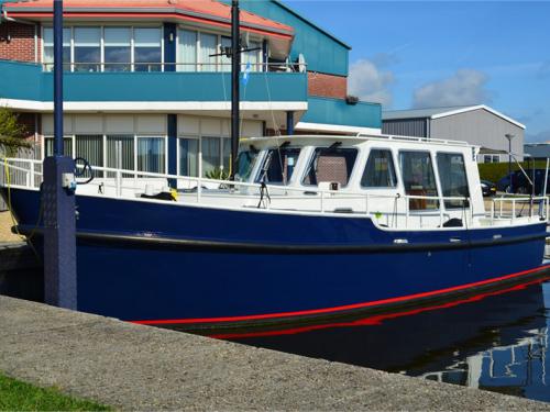 Motor yacht Trawler 950 available for charter in Woudsend
