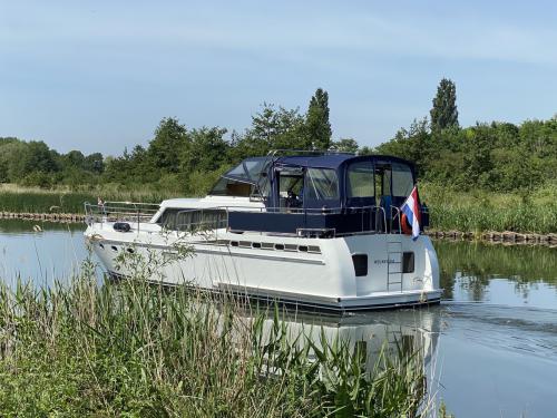 Motor yacht Tyvano 1400 for hire in Heukelum