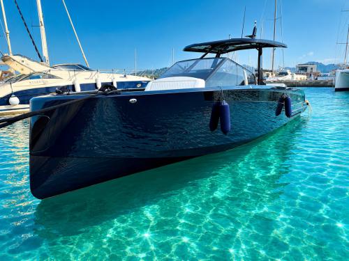 Motorboot V10 Top chartern in Portisco