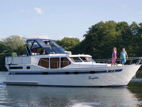 Hausboot Vacance 1300 Yachtcharter in Müritz Marina Waren