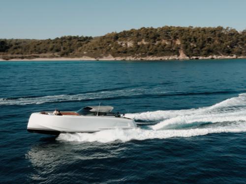 Motoryacht VQ 43 Yachtcharter in Benitses Motoryacht VQ 43 Yachtcharter in Benitses