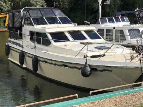 Motor yacht Vri Jon Contessa 45 for hire in Heukelum