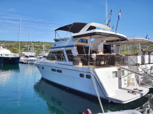 Motor yacht Yaretti 1570 Heck available for charter in Marina Kremik