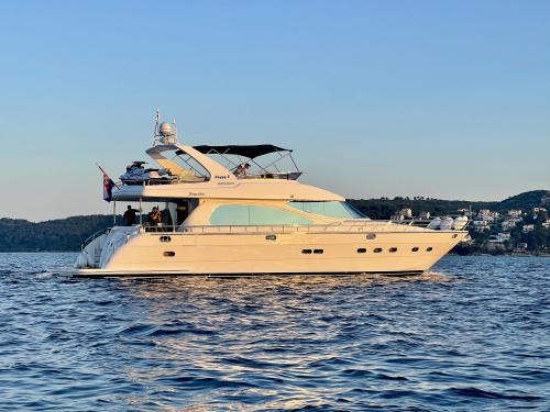 Yaretti 2110 Luxury Yacht for charter in Split (Croatia)