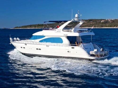 Yaretti 2110 Luxury Yacht for charter in Los Angeles (United States of America)