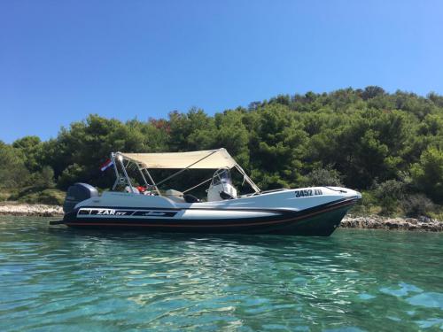 Motorboat Zar 57WD for charter in Sukosan Bibinje