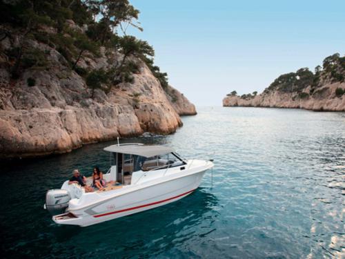 Motorboot Antares 7.80 chartern in ACI Marina Trogir