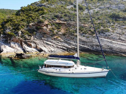 Sailboat Atoll 6 for charter in Marina Frapa