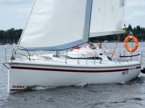 Sailing yacht Bavaria 30 Cruiser for hire in Lemmer