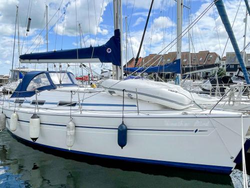 Sailing yacht Bavaria 32 for hire in Hamble le Rice