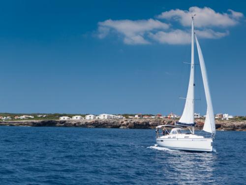 Sailing yacht Bavaria 32 for hire in Mahon