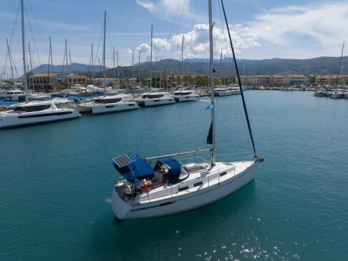 Sailing yacht Bavaria 32 Cruiser available for charter in Lefkas
